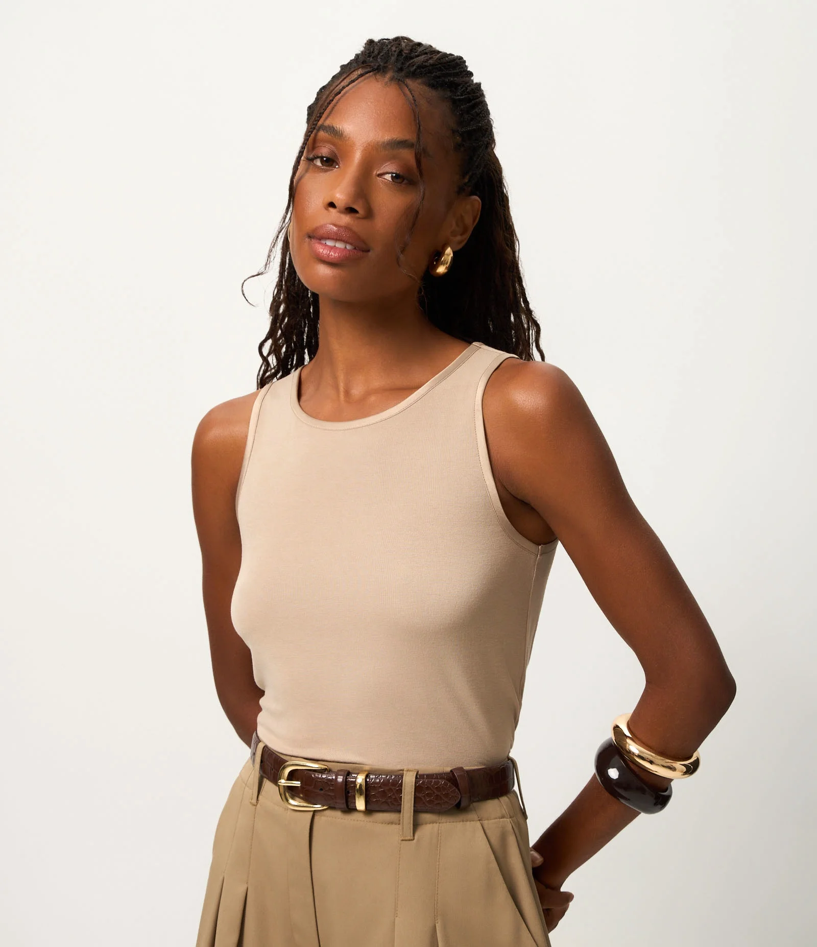 Blusa Básica em Viscose com Gola Redonda Bege 1