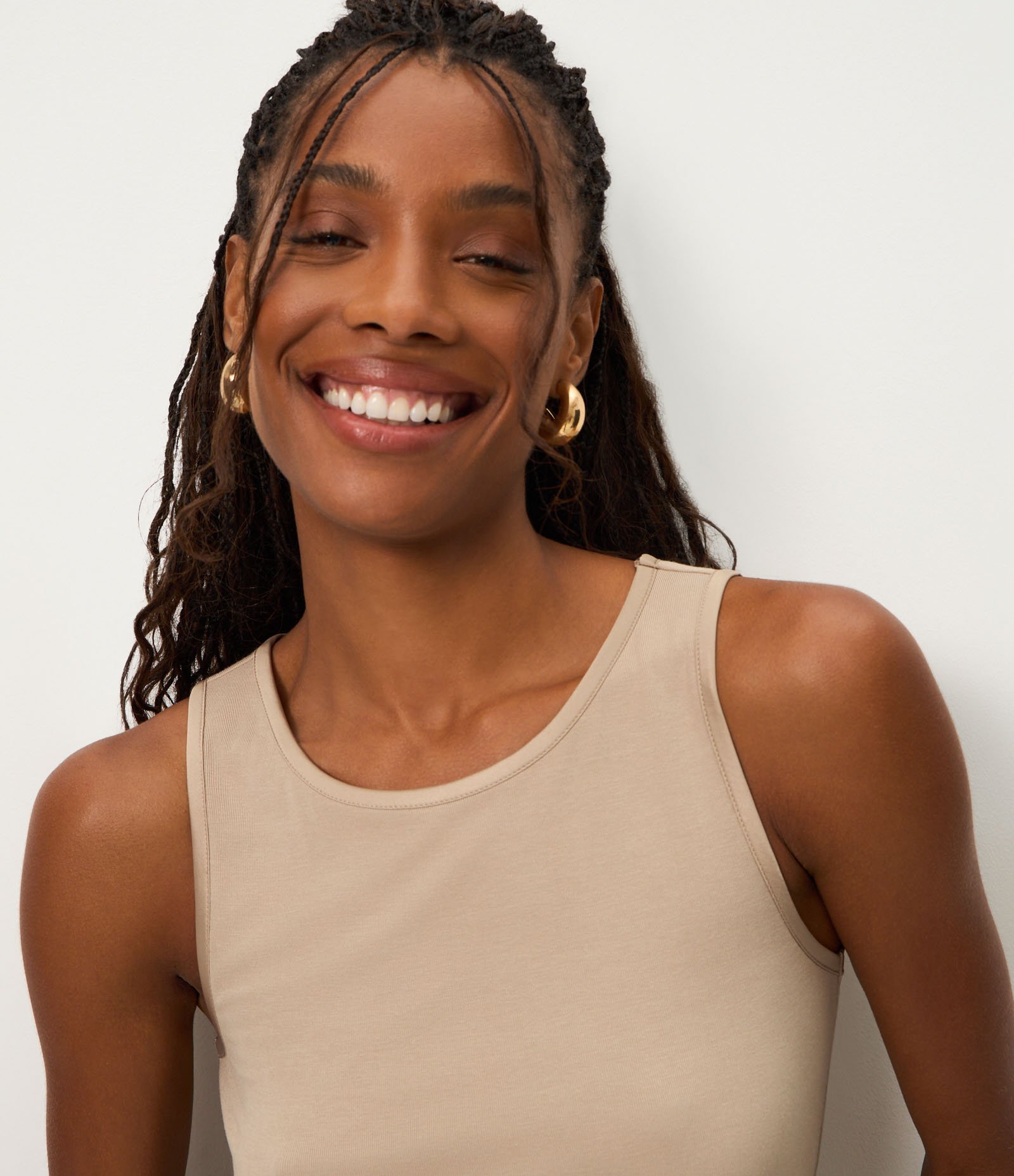 Blusa Básica em Viscose com Gola Redonda Bege 3