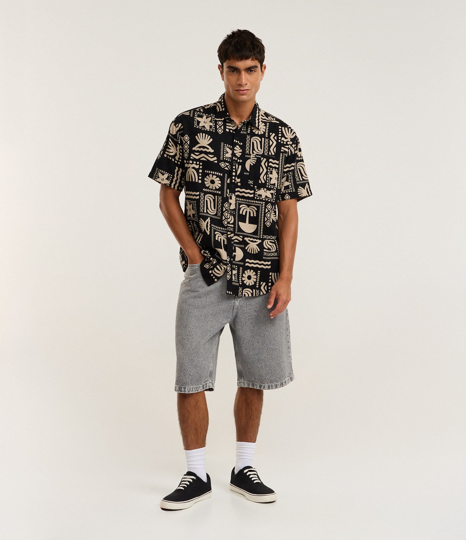Camisa Relaxed em Tricoline com Estampa Verão Abstrata Preto 2