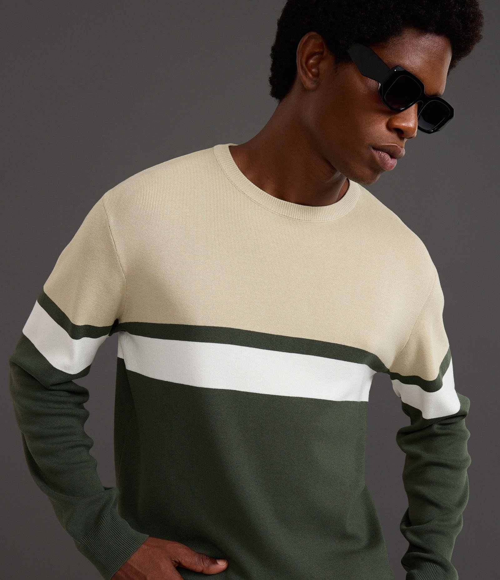 Suéter Regular em Viscose com Bloco de Cores Bege/Branco/Verde 3