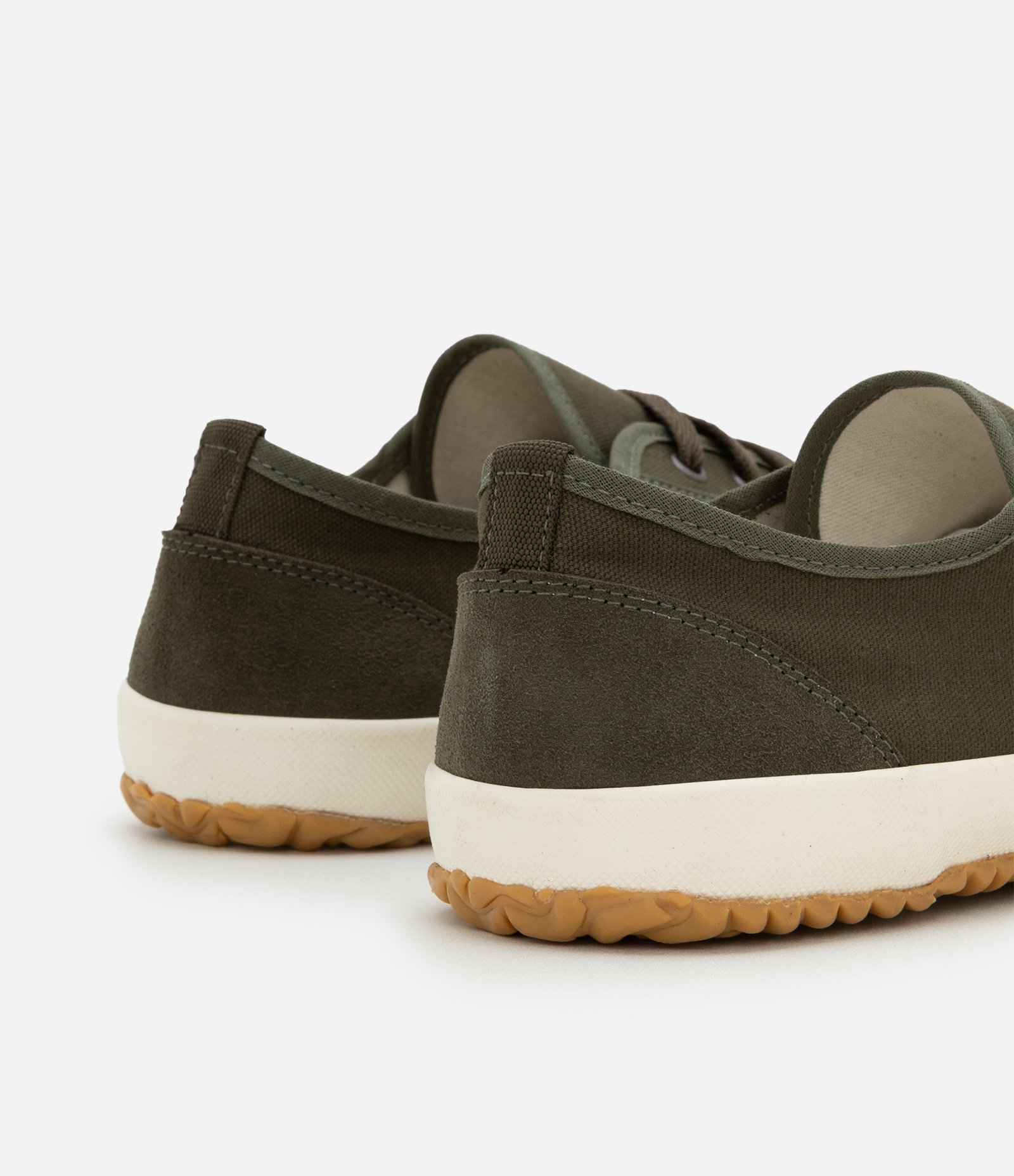 Tênis Casual Retrô em Sarja com Recortes e Cadarço Verde 5