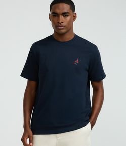 Camiseta Comfort em Algodão com Bordado de Barco e Peixes
