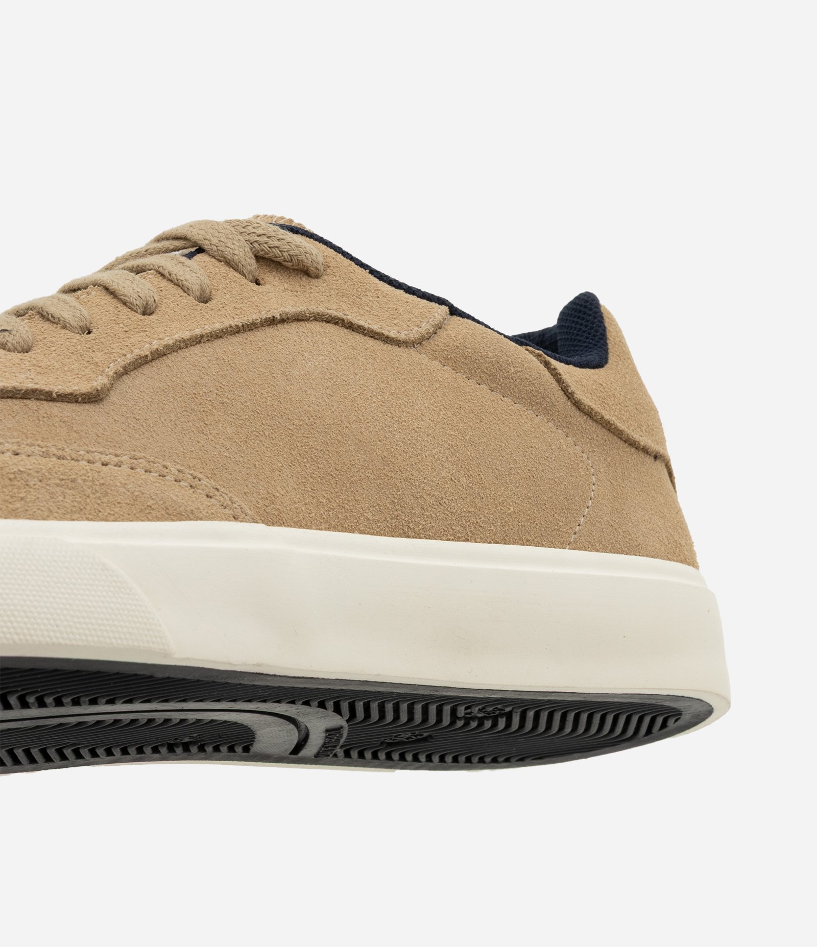 Tênis Casual em Camurça com Recortes Vulcanizado Bege 3