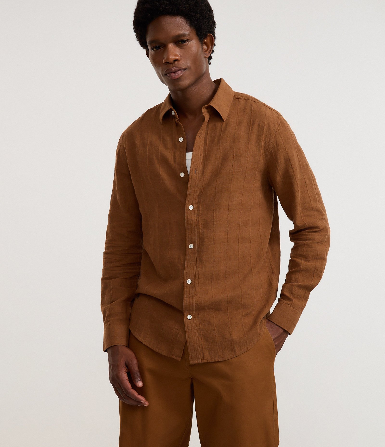 Camisa Regular em Linho com Textura Grid e Manga Longa Marrom Terroso 1