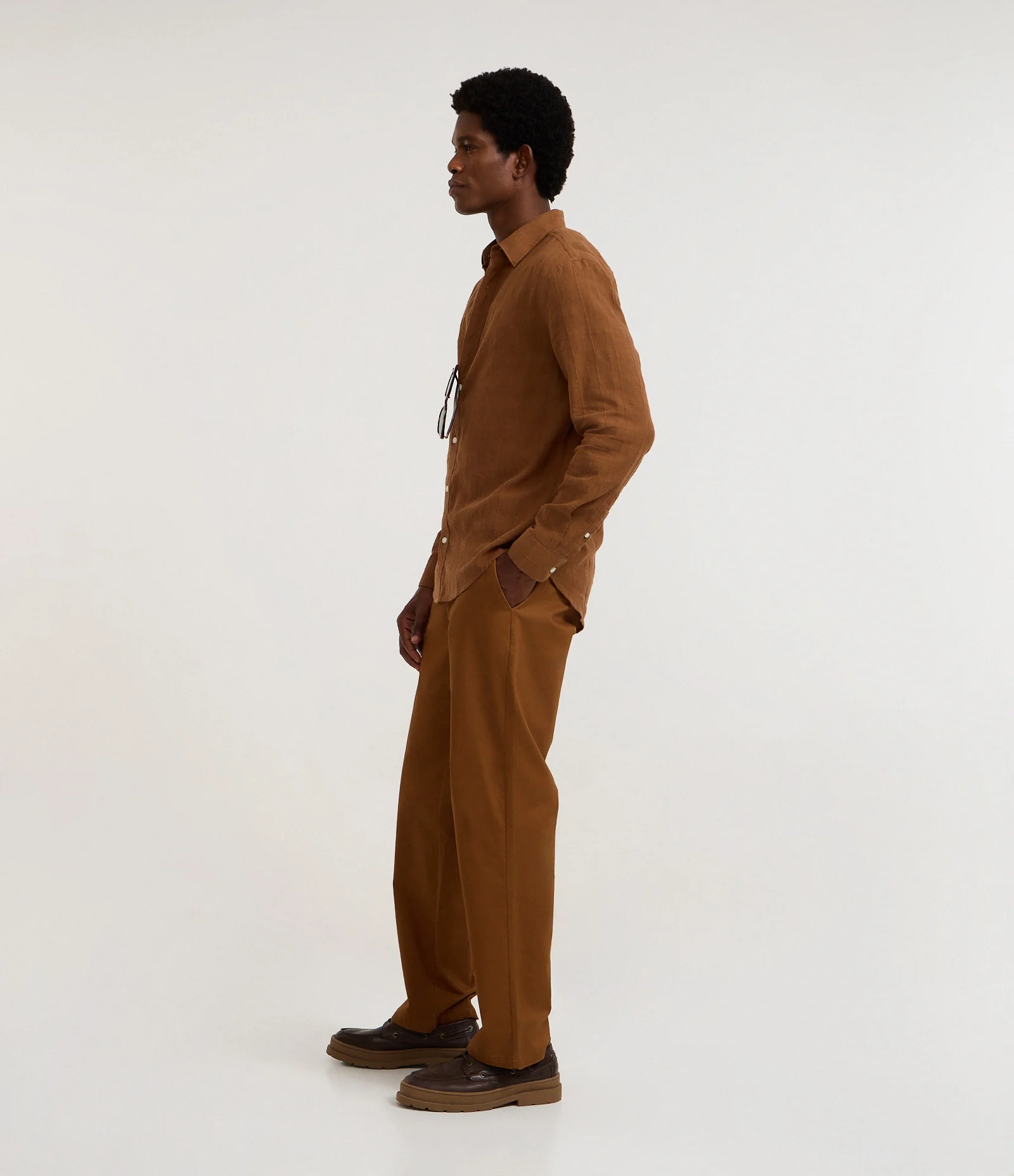 Camisa Regular em Linho com Textura Grid e Manga Longa Marrom Terroso 4