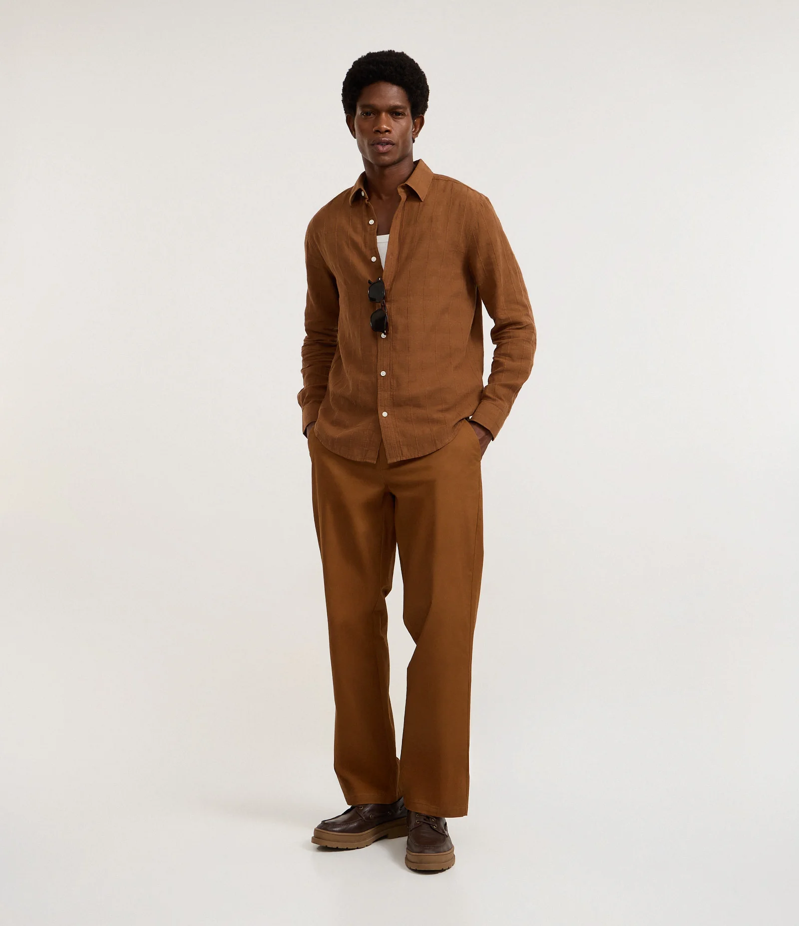 Camisa Regular em Linho com Textura Grid e Manga Longa Marrom Terroso 6