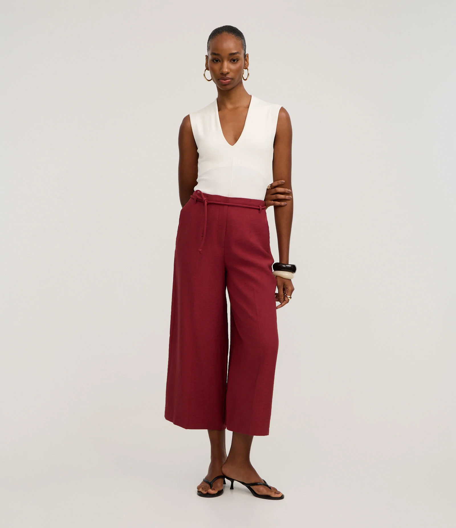 Calça Pantacourt com Corte Alfaiatado e Amarração Bordô 1