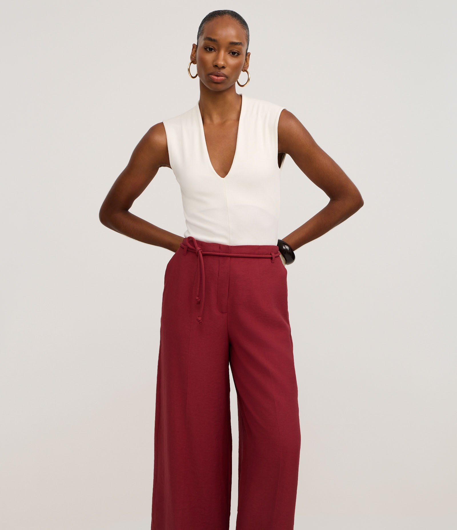 Calça Pantacourt com Corte Alfaiatado e Amarração Bordô 2