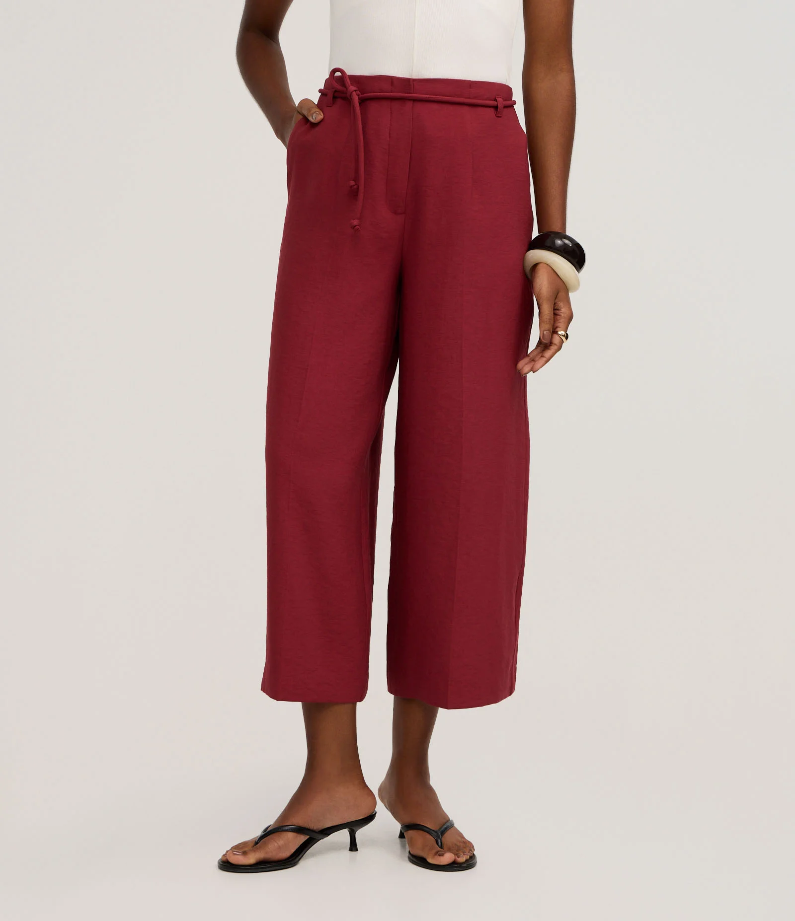 Calça Pantacourt com Corte Alfaiatado e Amarração Bordô 3