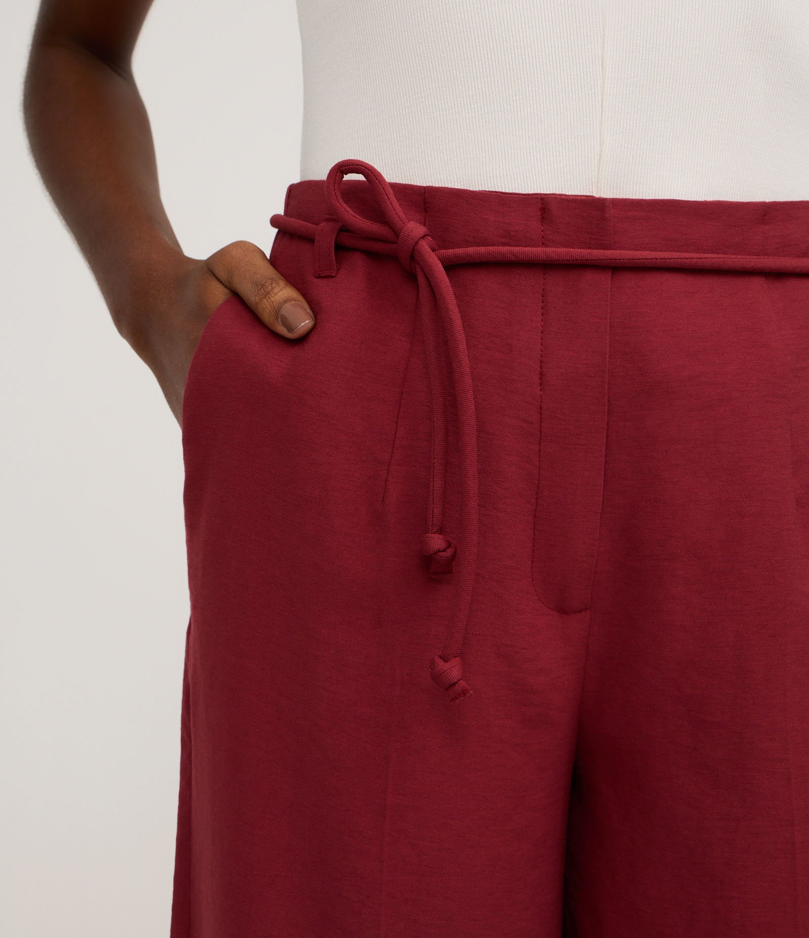 Calça Pantacourt com Corte Alfaiatado e Amarração Bordô 4