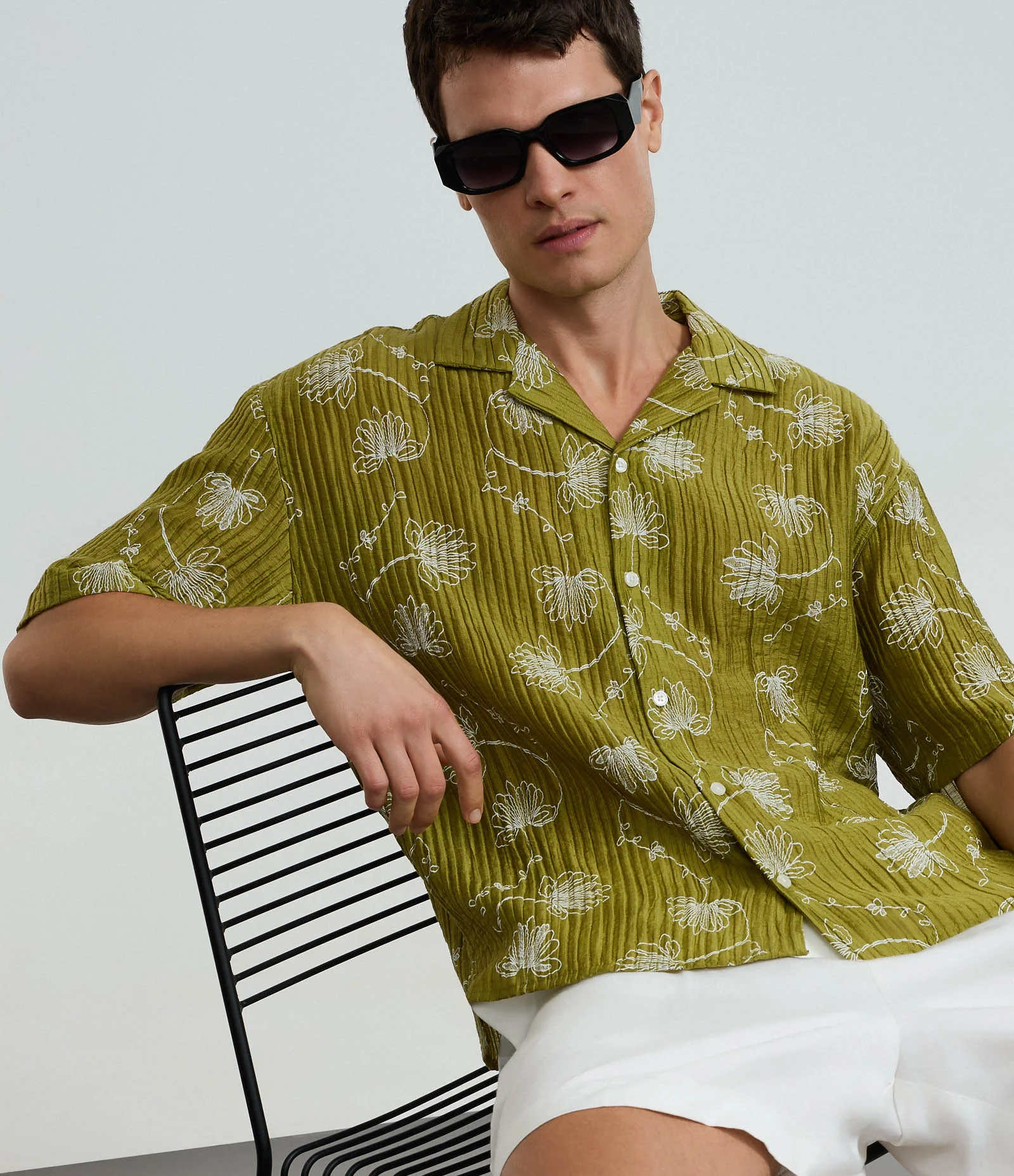 Camisa Boxy em Liocel com Textura e Estampa Floral Marrom 3