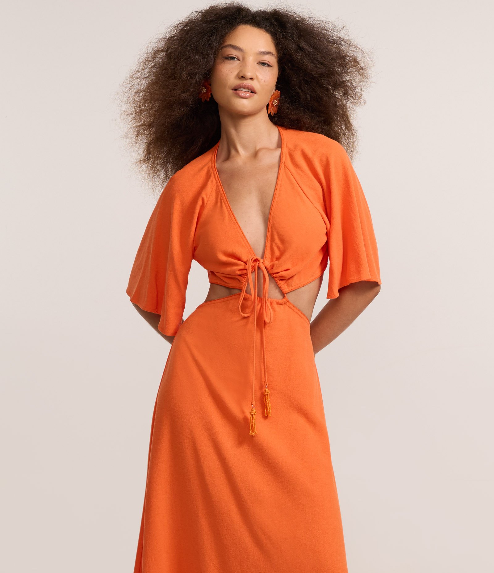 Vestido New Midi em Viscolinho com Recortes e Amarração Laranja 2