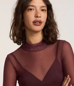Blusa em Tule com Transparência e Gola Alta