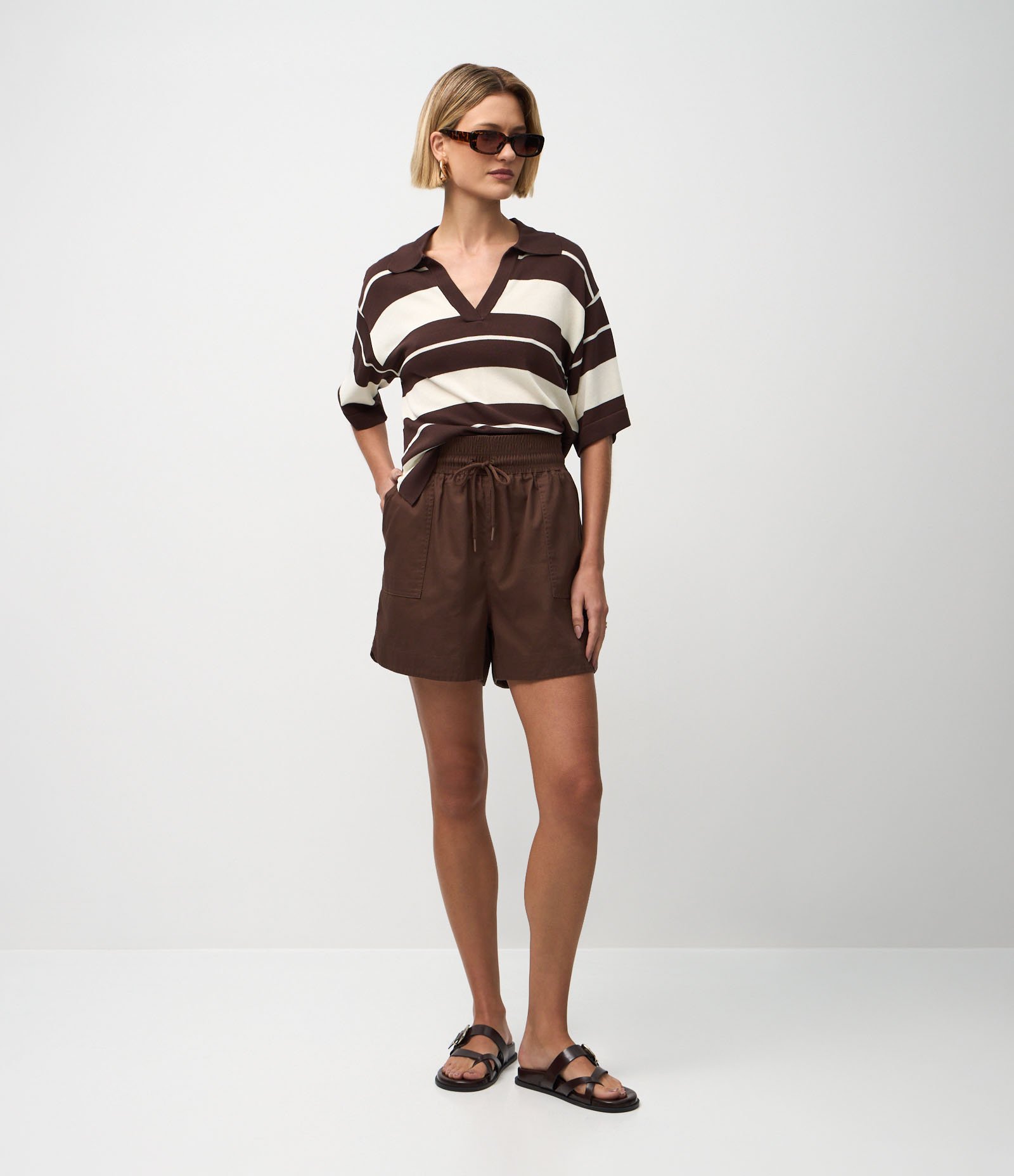 Short Runner em Sarja com Elástico e Amarração Marrom 2