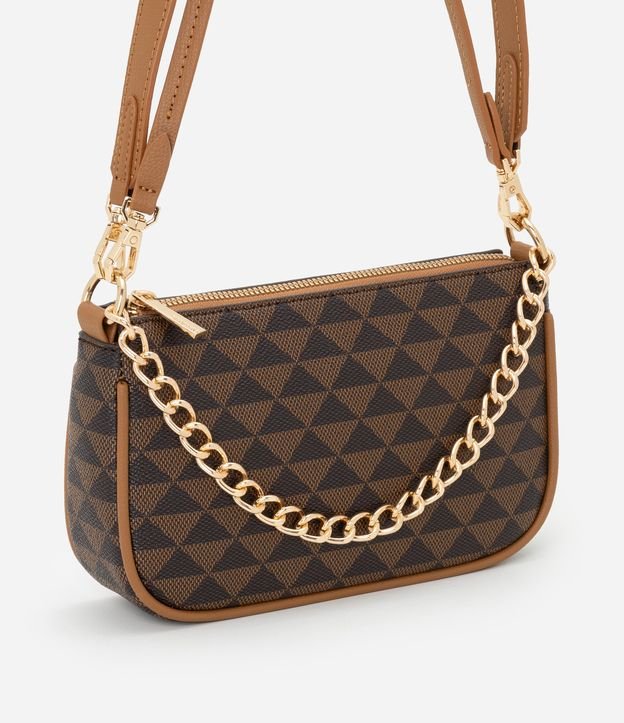 Bolsa Baguete Pequena com Detalhes Correntes e Estampa Triangular