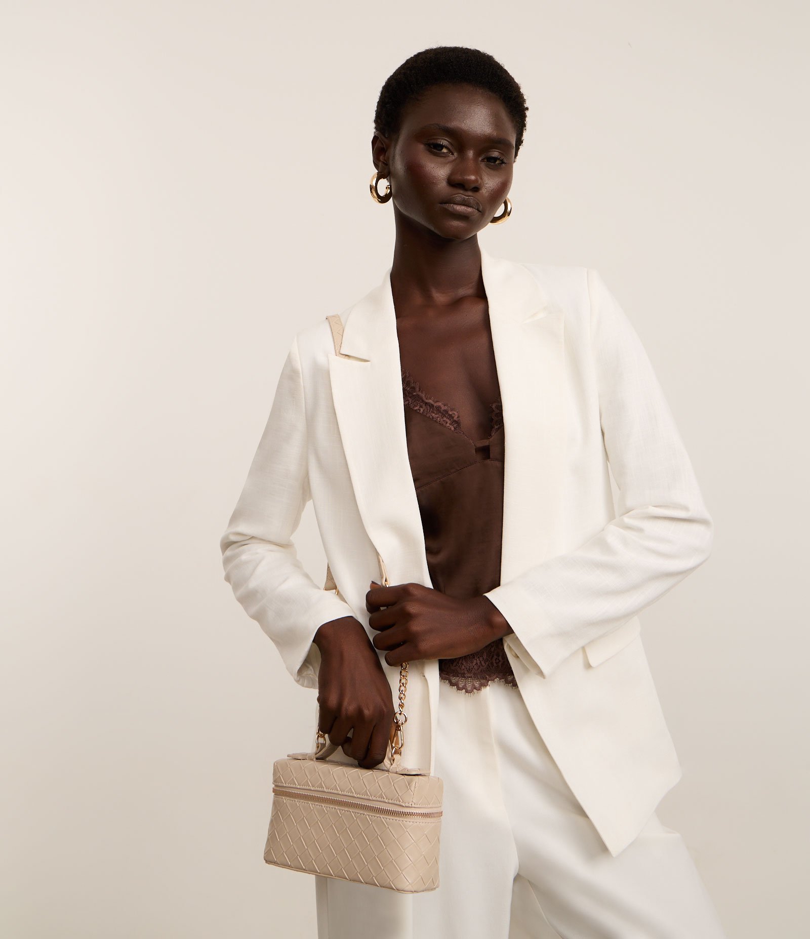 Bolsa Baú Pequena com Alça de Mão e Textura Tressê Bege 9