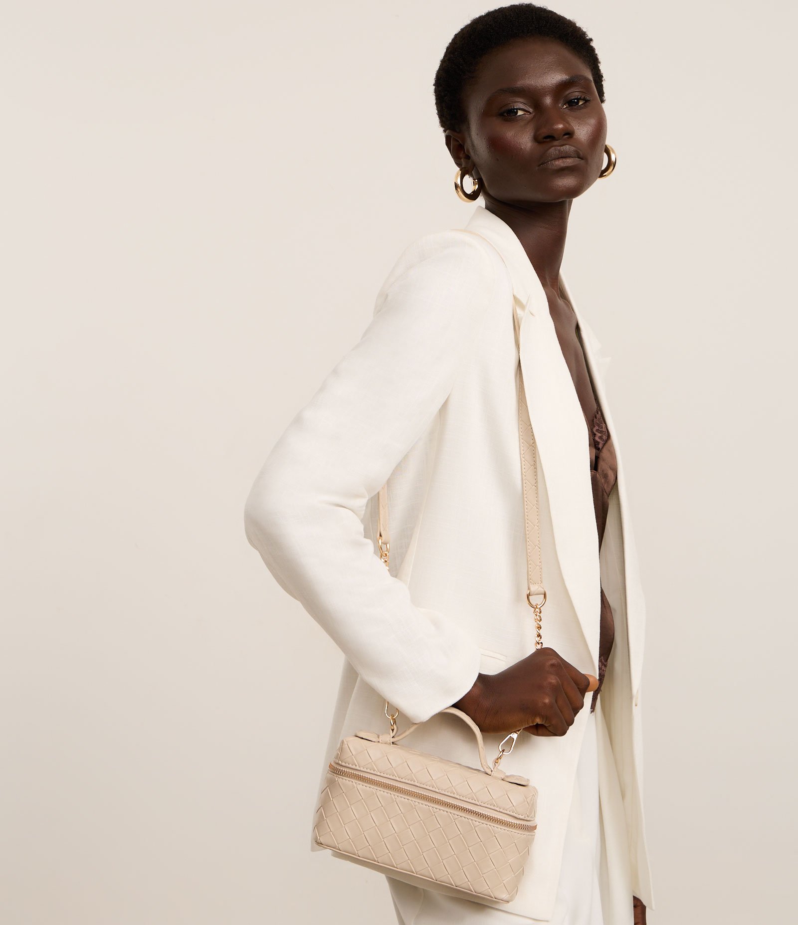 Bolsa Baú Pequena com Alça de Mão e Textura Tressê Bege 1