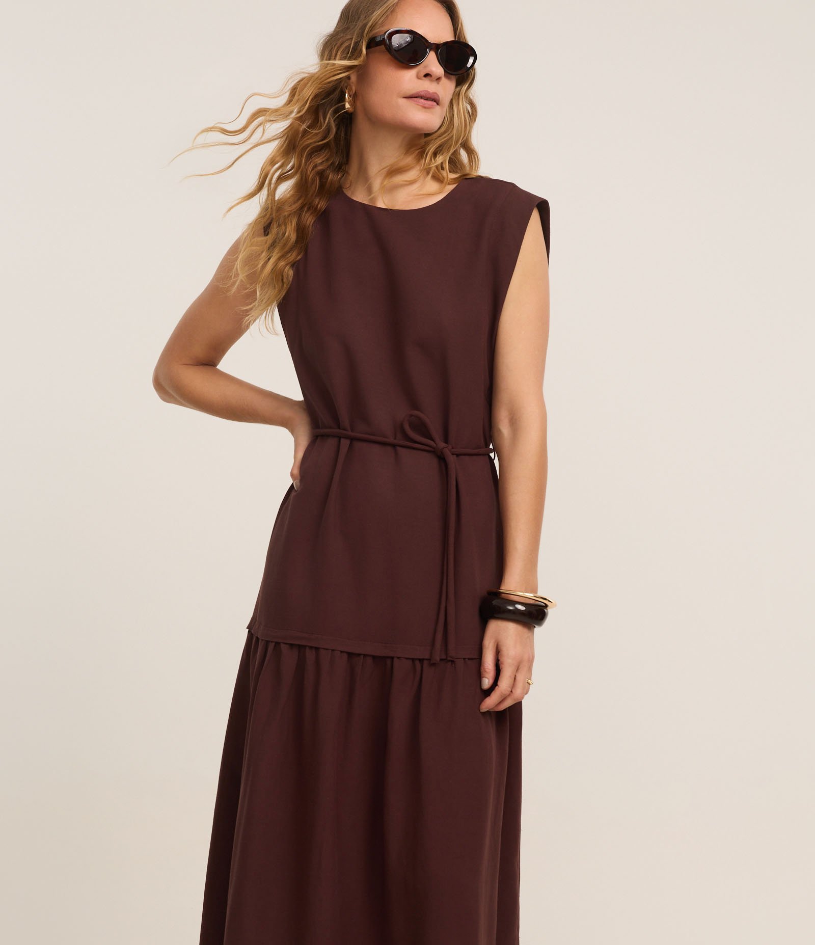 Vestido Evasê Midi em Viscolinho com Cinto Corda Marrom 2