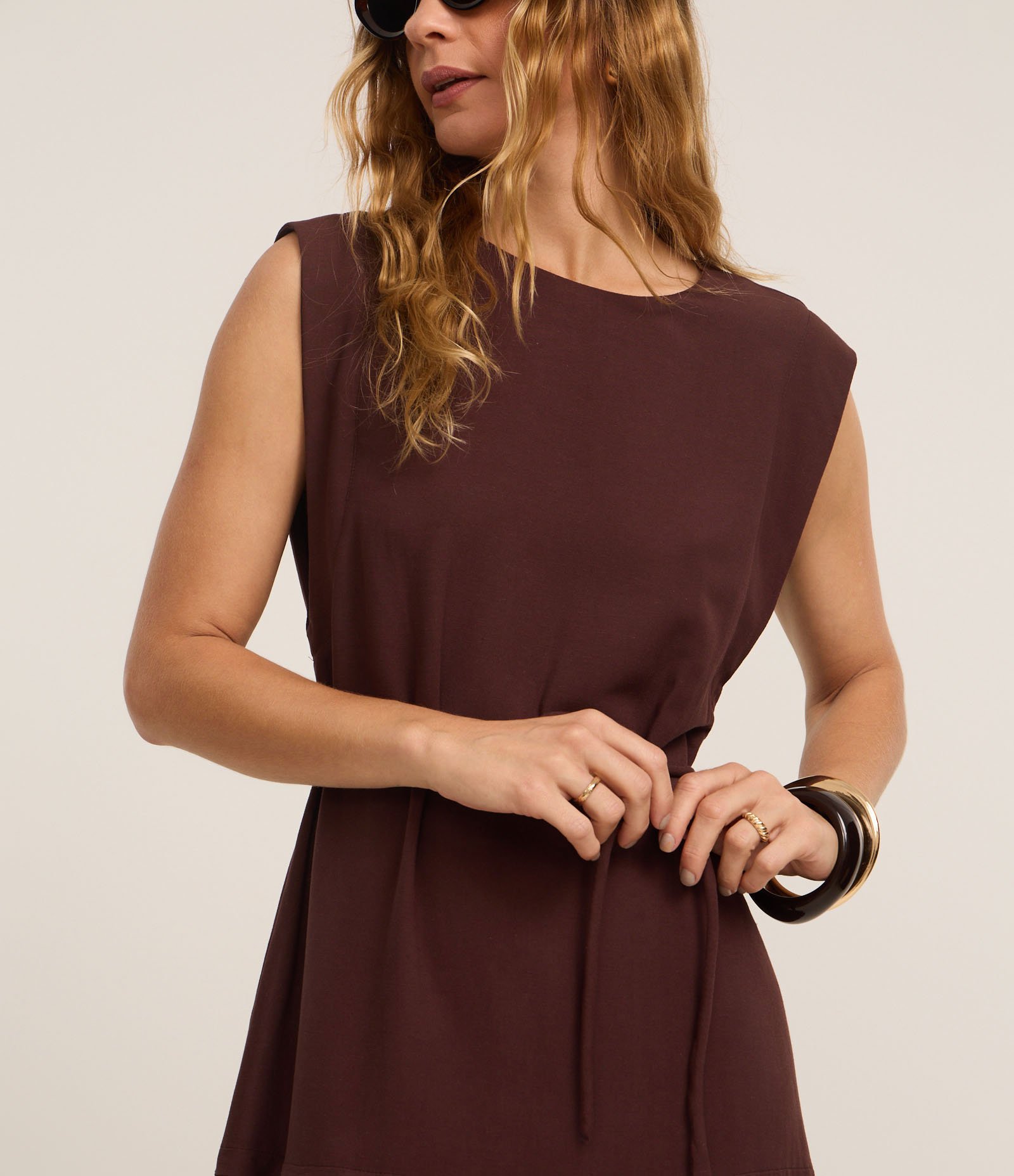 Vestido Evasê Midi em Viscolinho com Cinto Corda Marrom 4