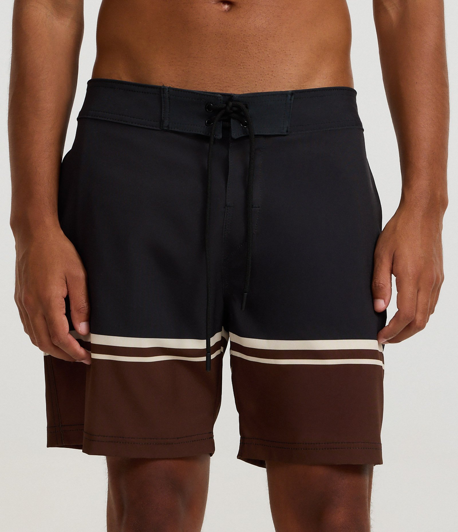 Bermuda Em Microfibra Listrada Com Blocos E Cordão Ajustável Preto 2