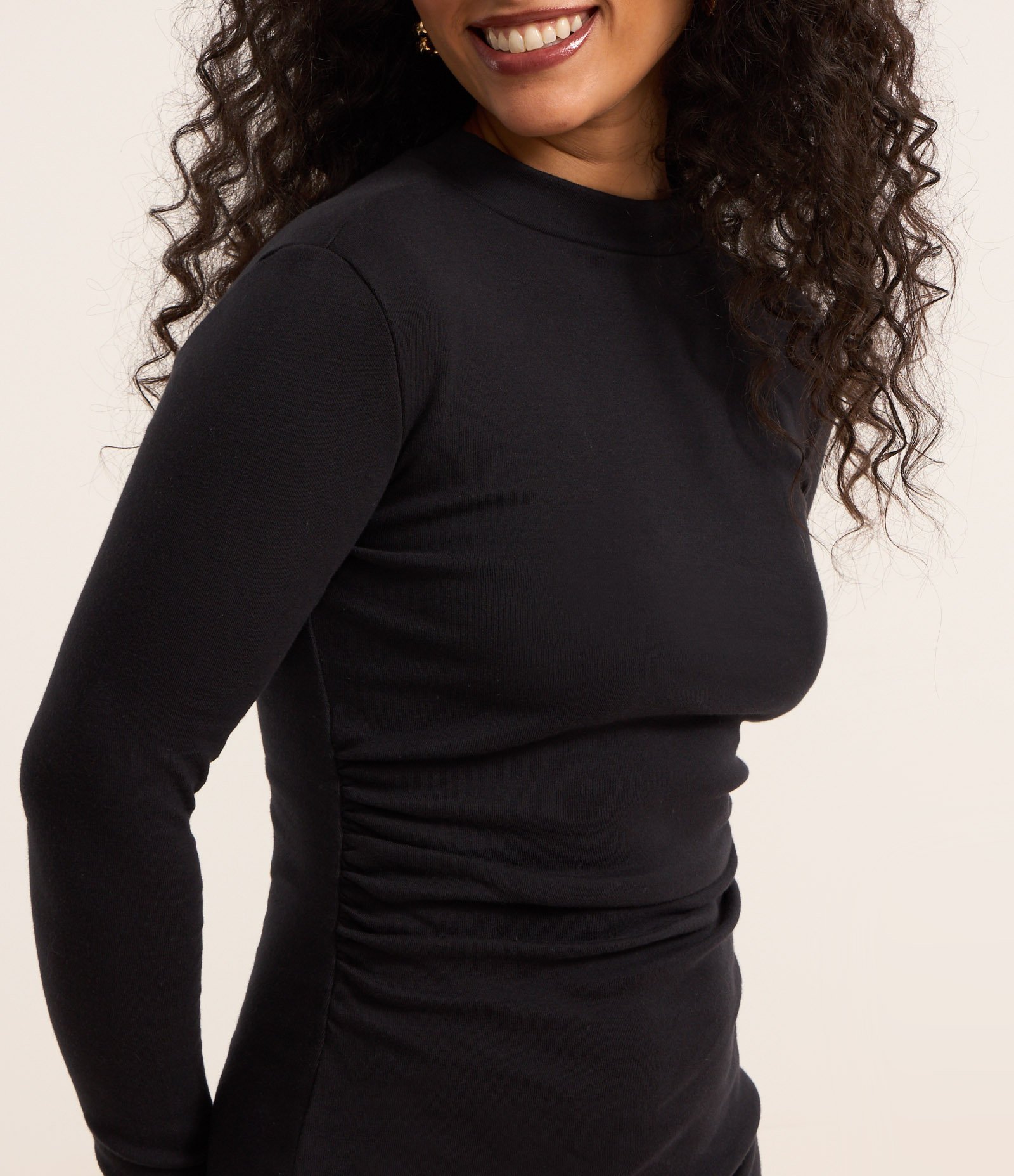 Vestido Curto em Suedine com Gola Alta Preto 3