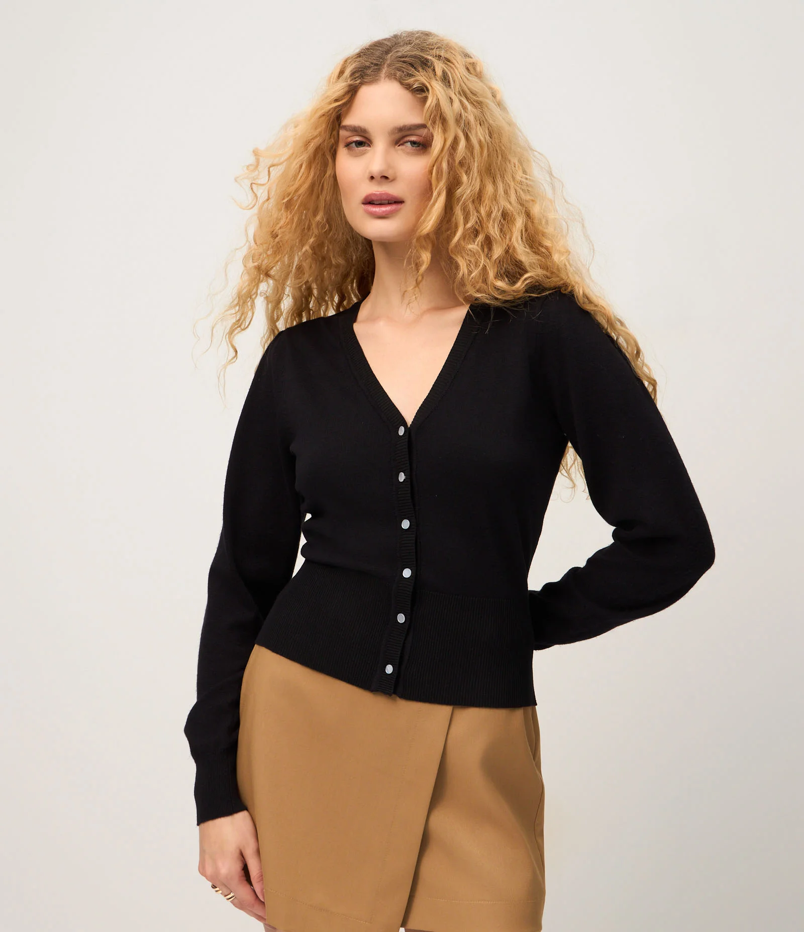 Cardigan em Tricô com Gola V e Botões Perolados Preto 1