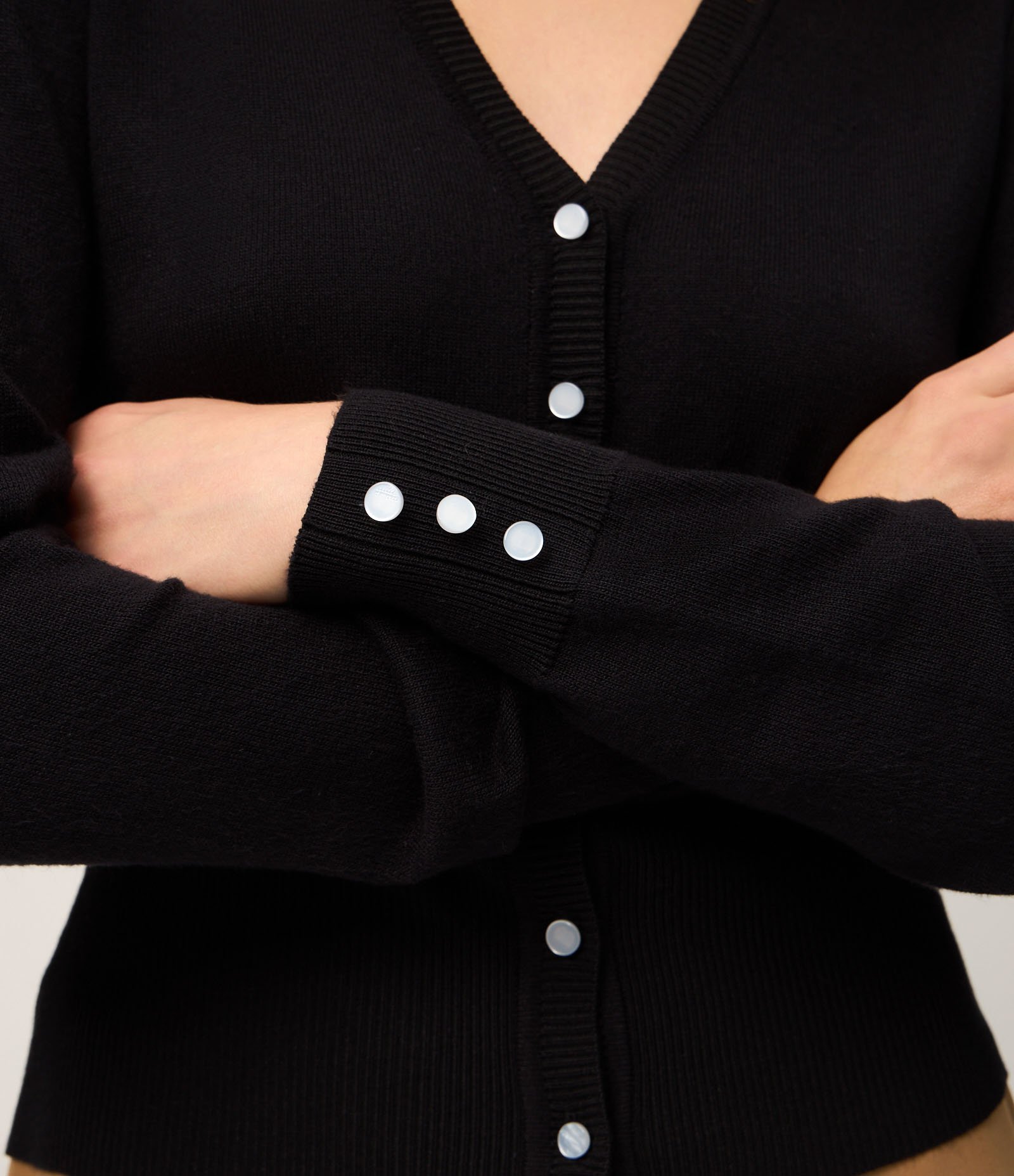 Cardigan em Tricô com Gola V e Botões Perolados Preto 3