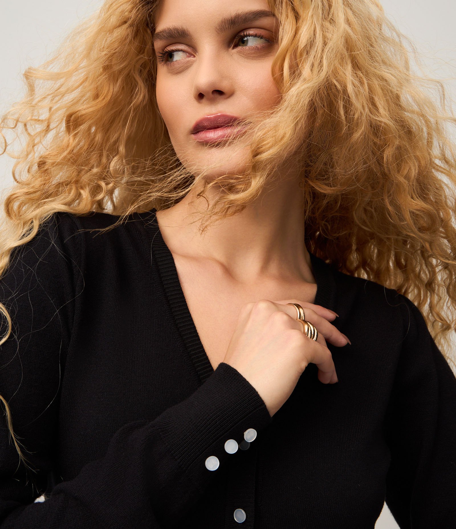 Cardigan em Tricô com Gola V e Botões Perolados Preto 4
