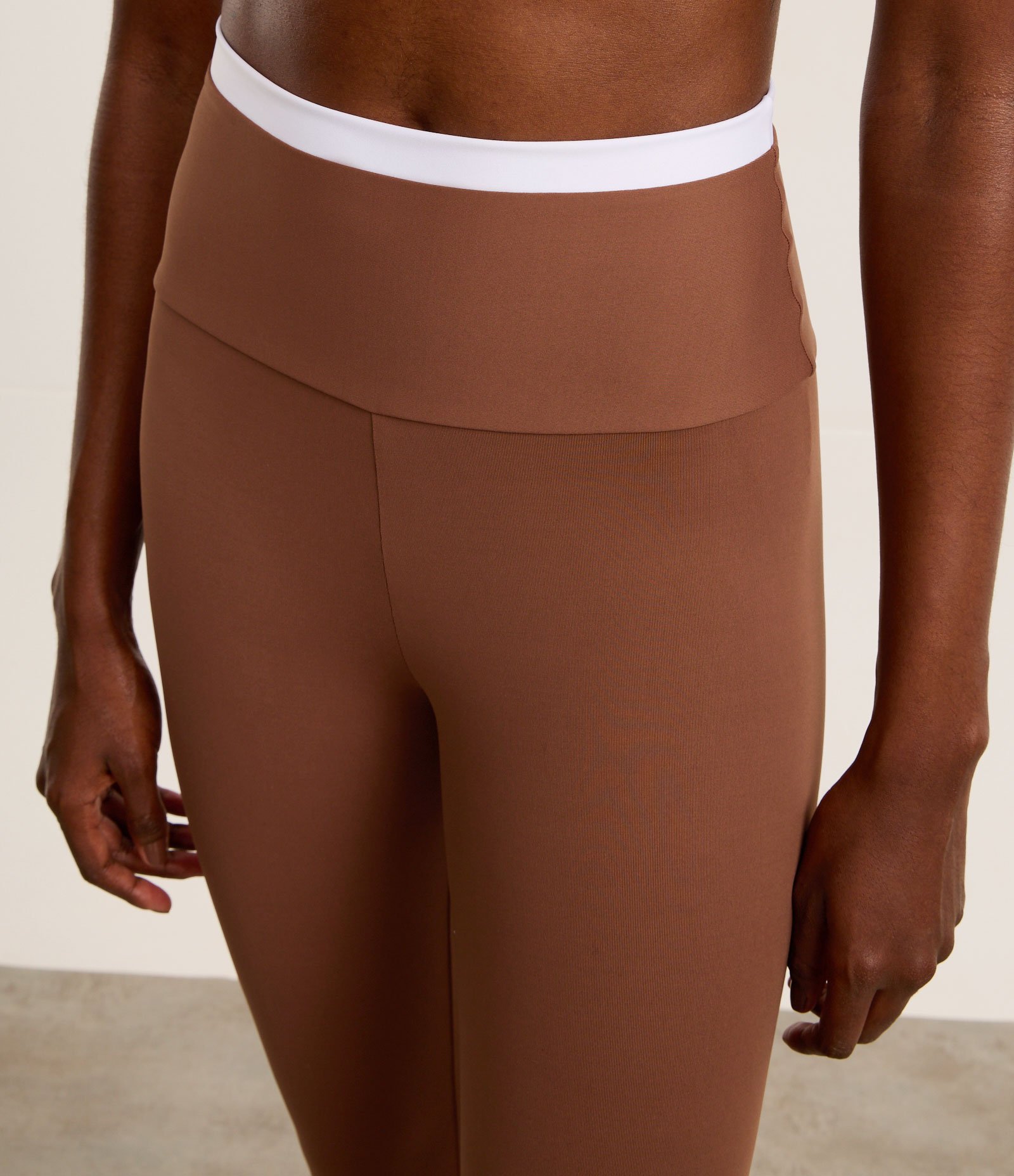 Calça Legging Contraste Maxxi com Recorte Marrom 3