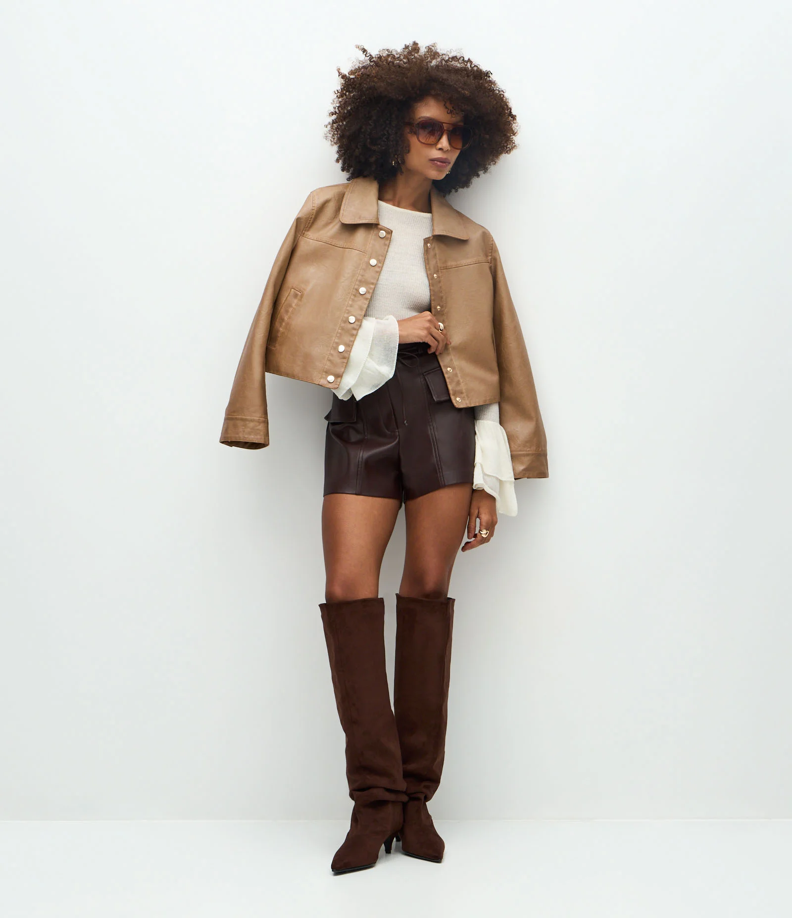 Blusa em Tricô com Babados na Manga e Gola Canoa Bege 2