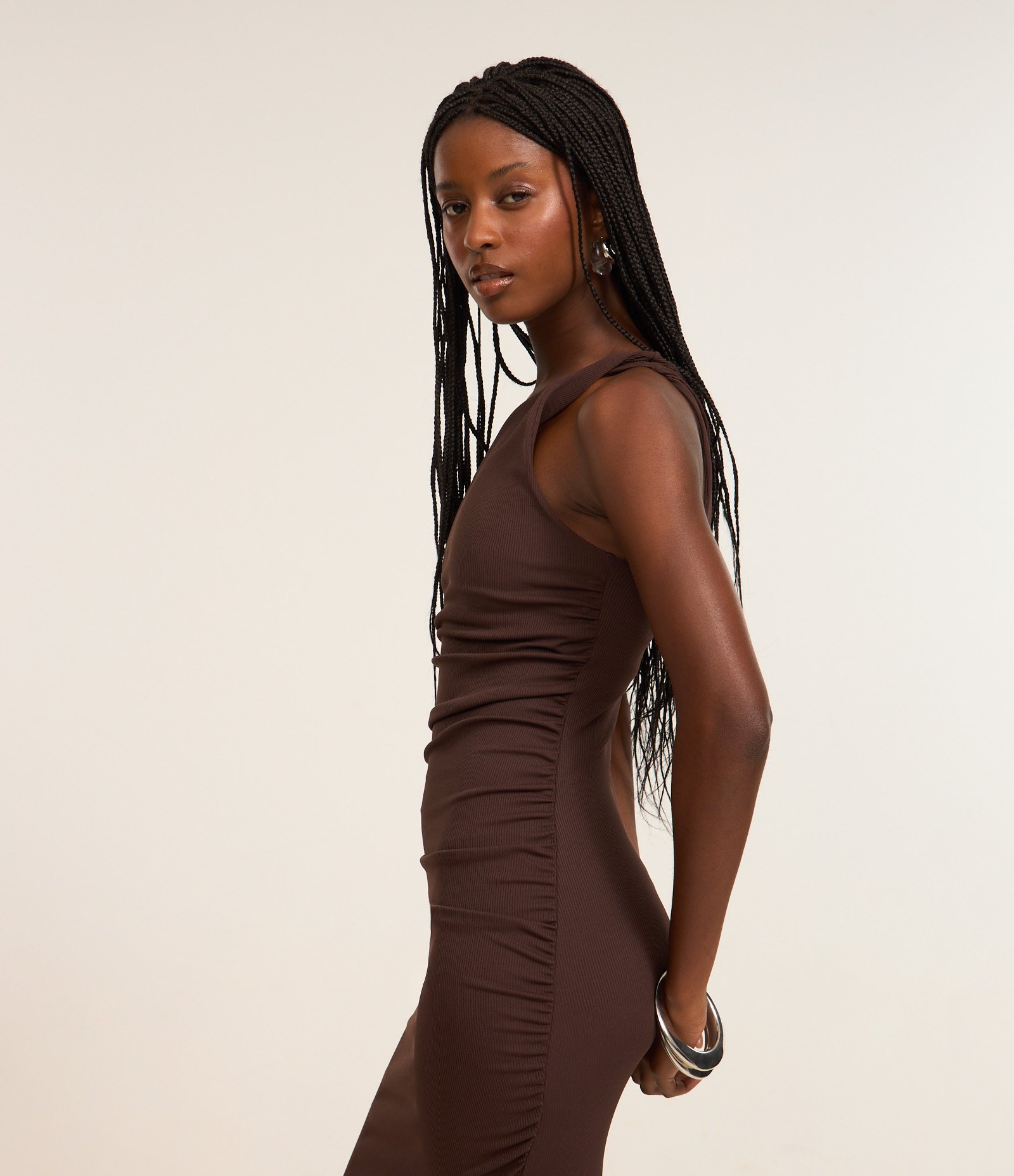 Vestido New Midi em Ribana Ombro Só com Franzido Lateral Marrom 1