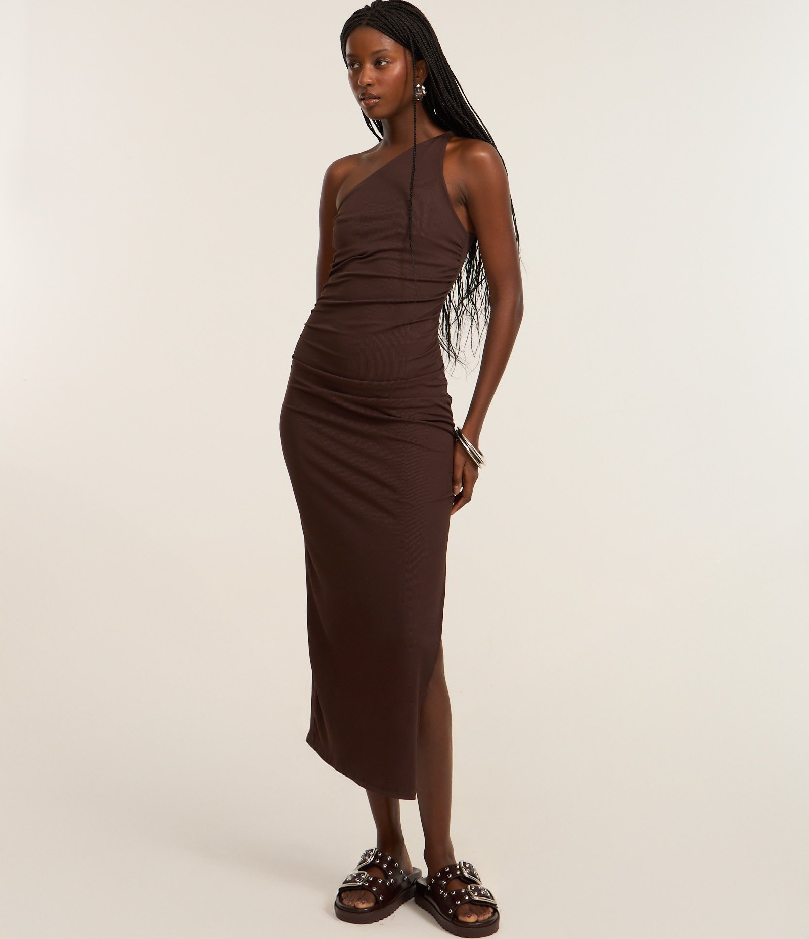 Vestido New Midi em Ribana Ombro Só com Franzido Lateral Marrom 2