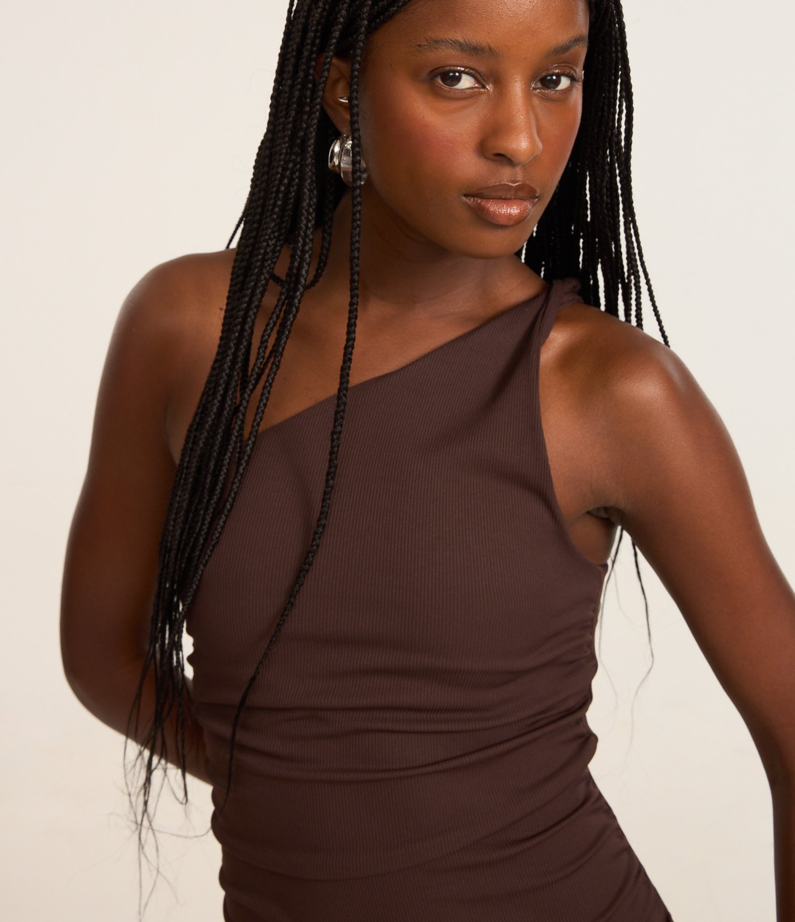 Vestido New Midi em Ribana Ombro Só com Franzido Lateral Marrom 3