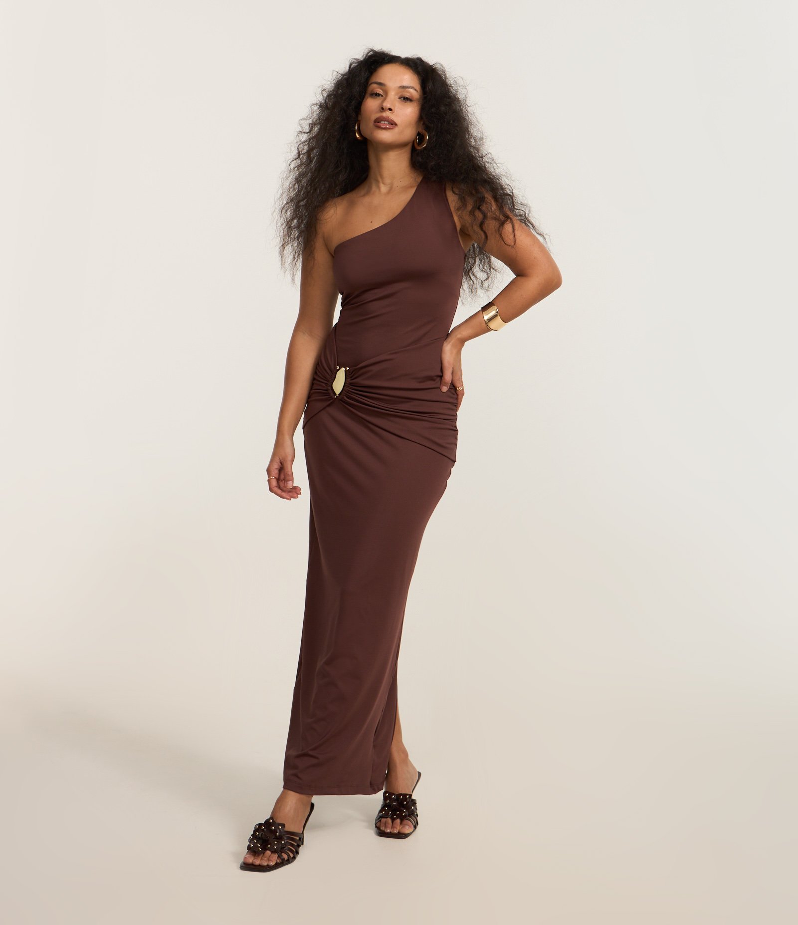 Vestido New Midi em Microfibra com Ombro Só e Detalhe Sobreposto Marrom 1