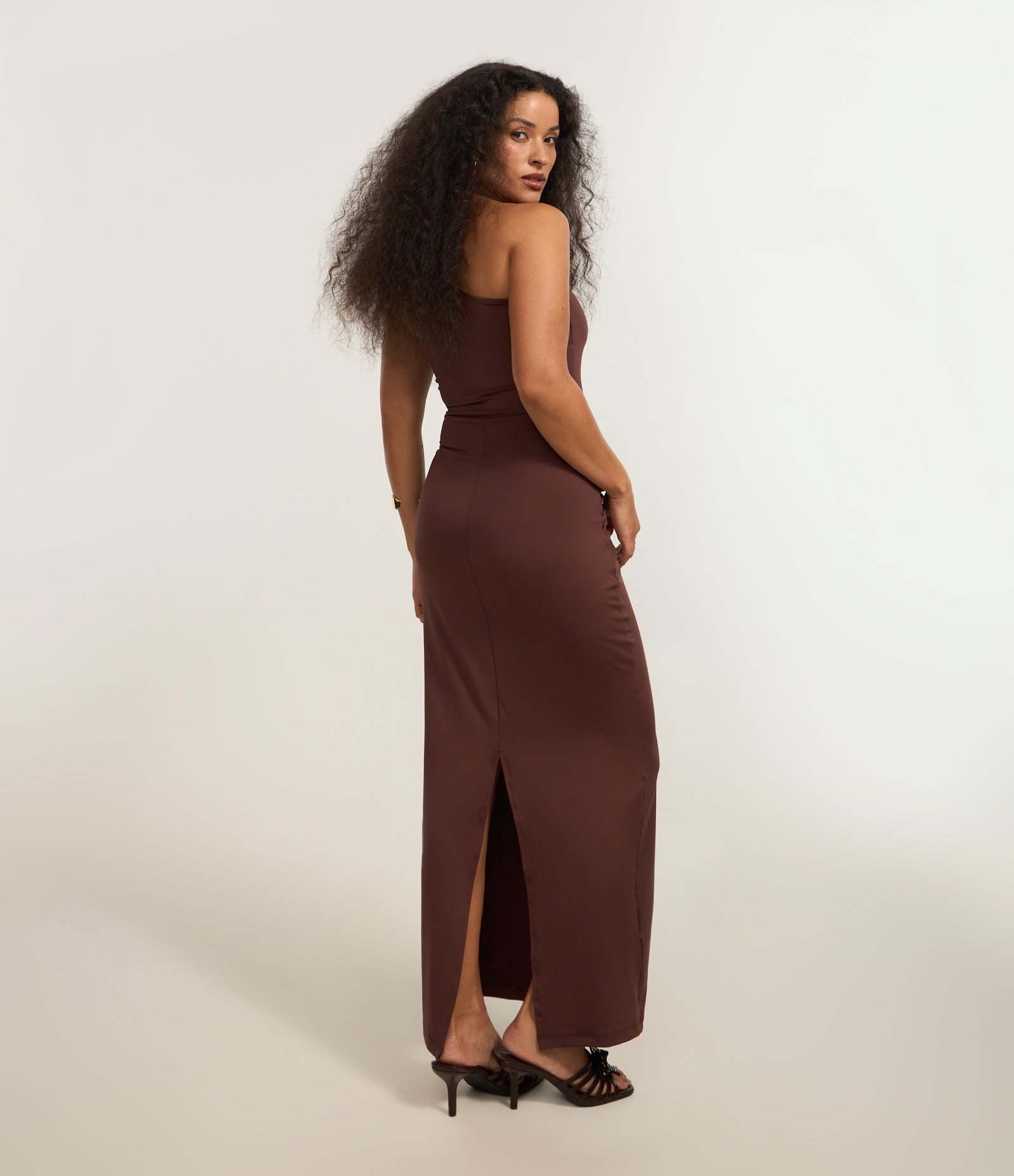 Vestido New Midi em Microfibra com Ombro Só e Detalhe Sobreposto Marrom 4