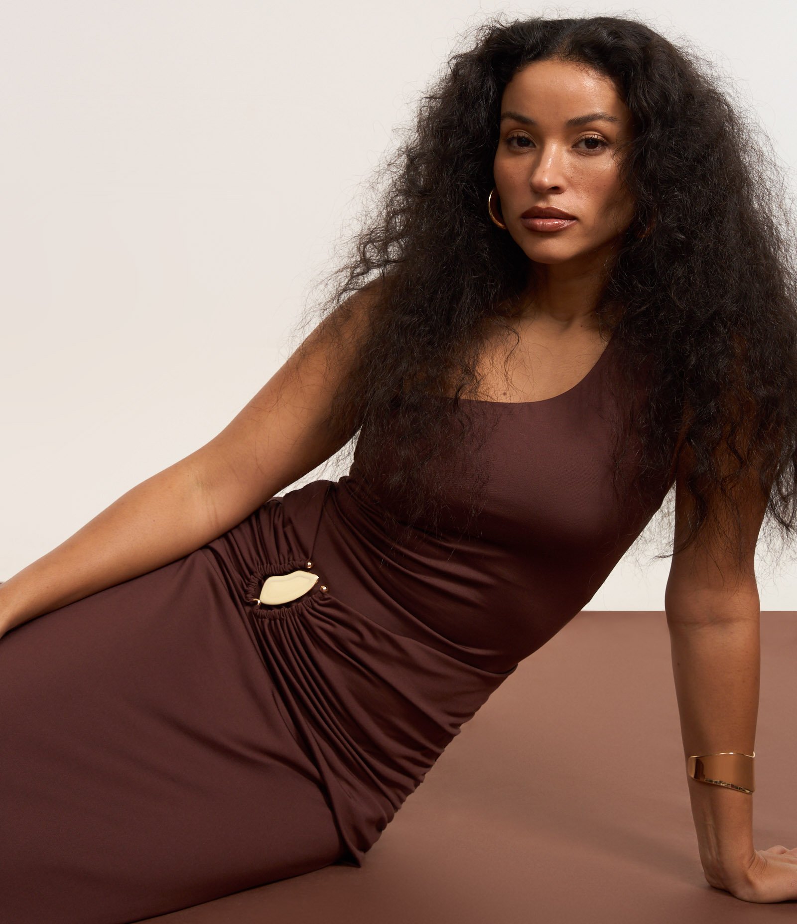 Vestido New Midi em Microfibra com Ombro Só e Detalhe Sobreposto Marrom 5