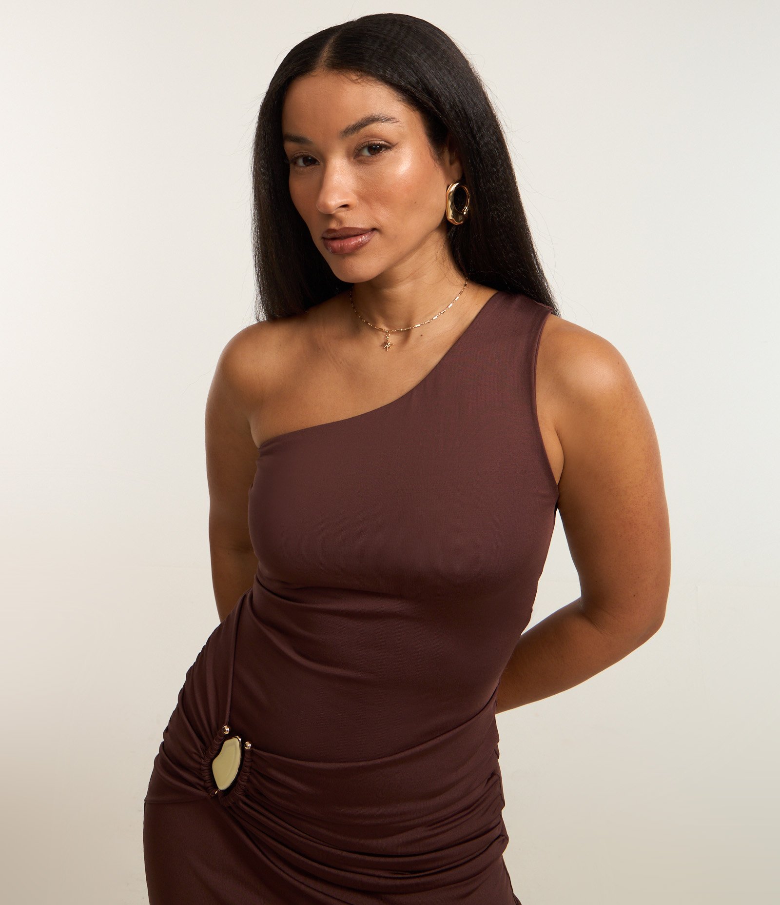 Vestido New Midi em Microfibra com Ombro Só e Detalhe Sobreposto Marrom 2