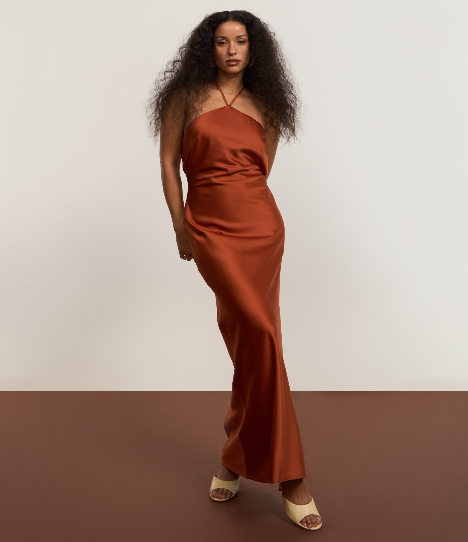 Vestido New Midi em Cetim com Decote Halter Marrom 4