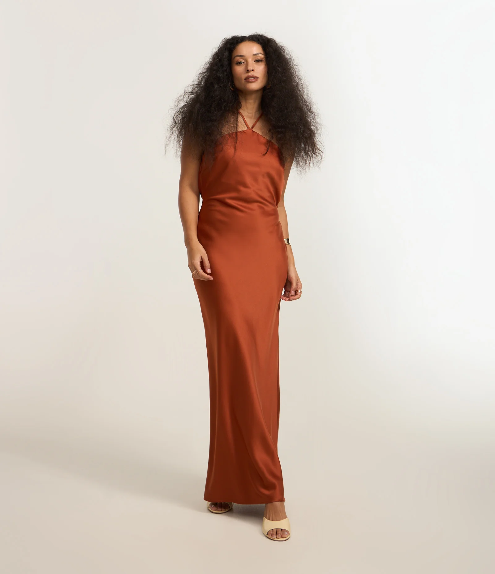 Vestido New Midi em Cetim com Decote Halter Marrom 1