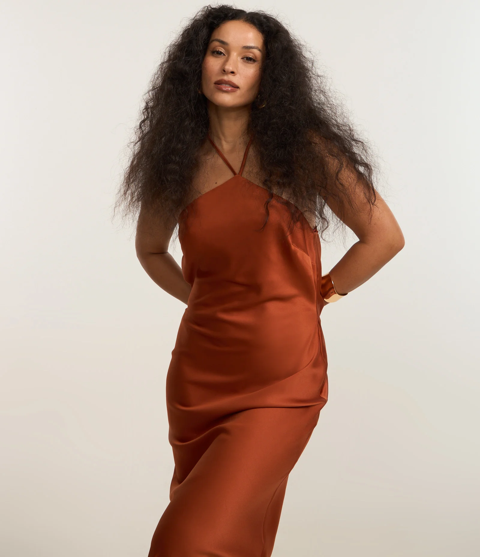 Vestido New Midi em Cetim com Decote Halter Marrom 2