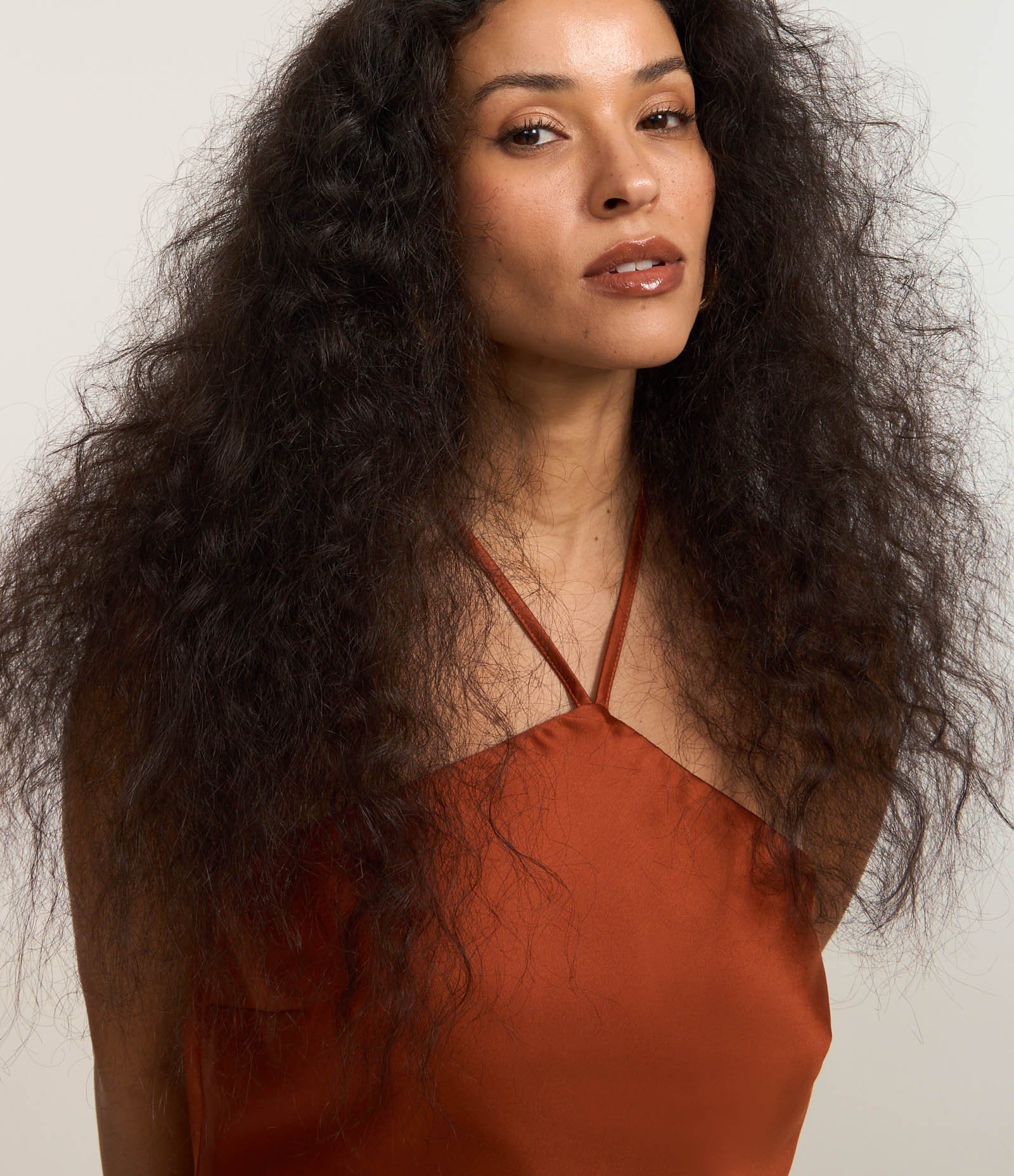 Vestido New Midi em Cetim com Decote Halter Marrom 3