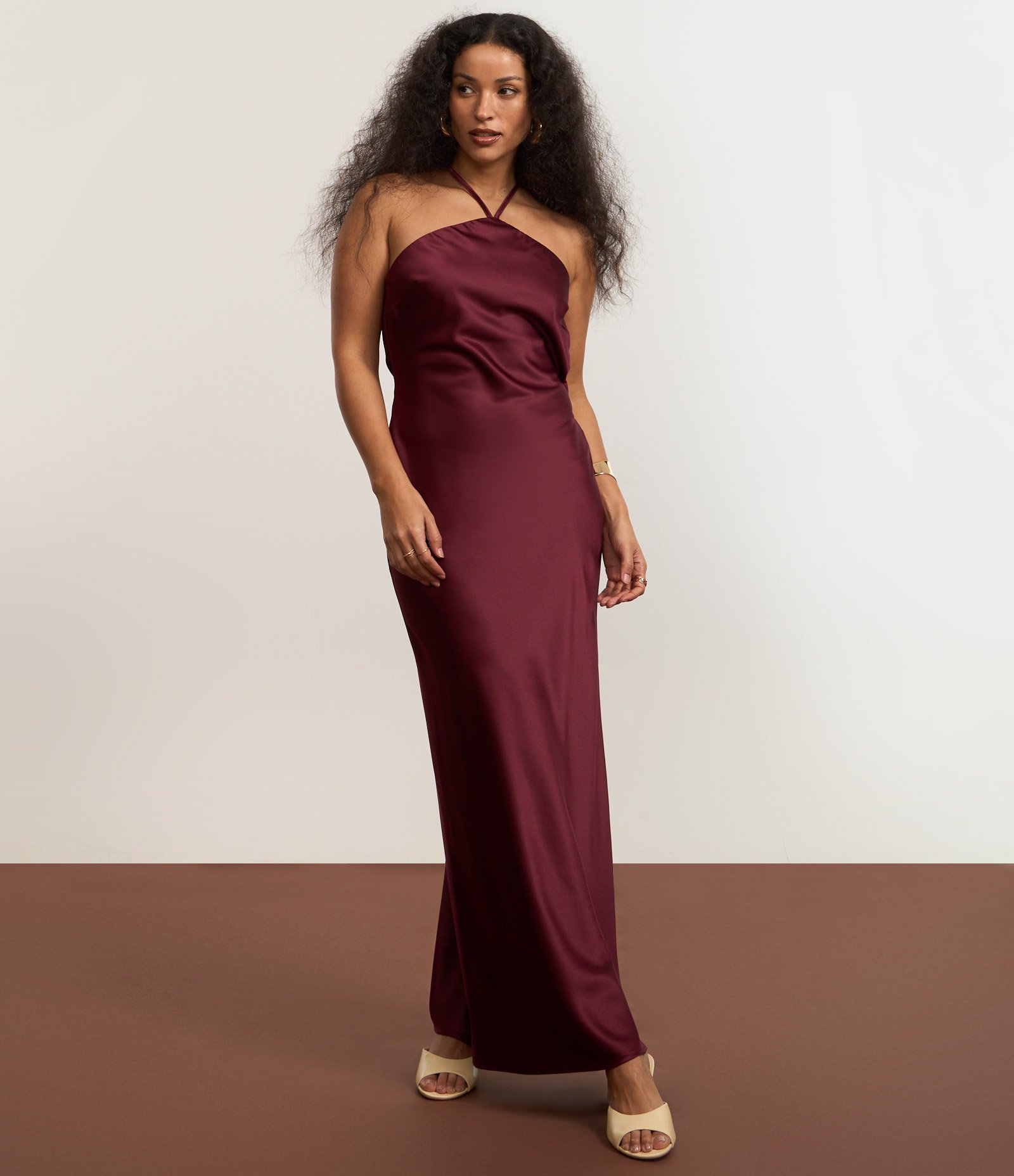 Vestido New Midi em Cetim com Decote Halter Vinho 3