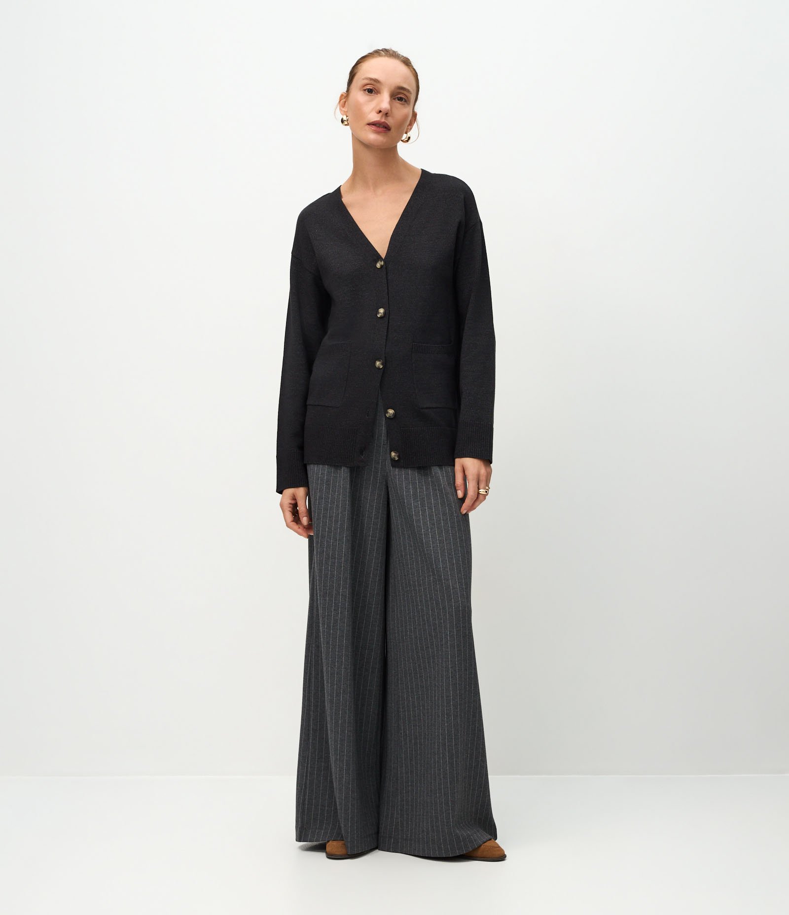 Cardigan em Tricô com Gola V e Bolsos Frontais Preto 2