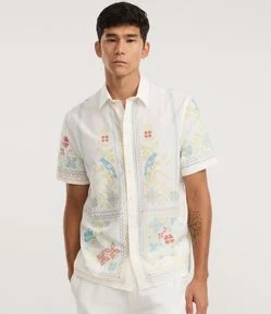 Camisa Comfort em Linho com Estampa Floral Bordada