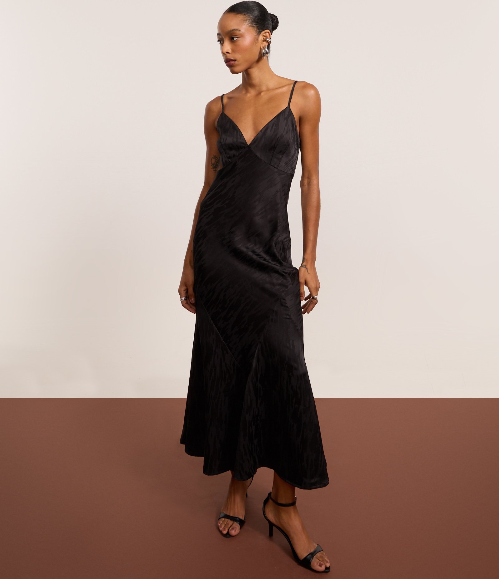 Vestido New Midi de Alça em Cetim com Textura Jacquard Preto 5