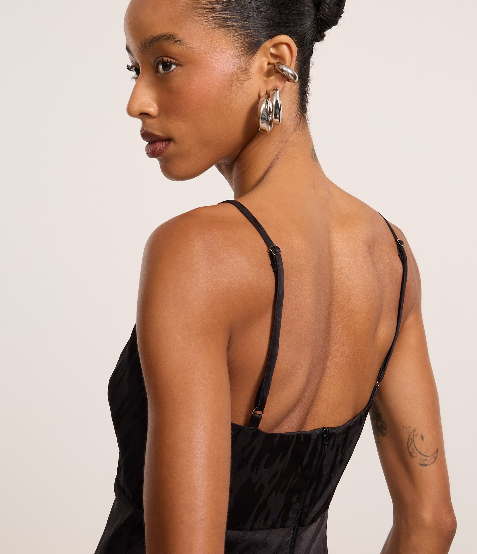 Vestido New Midi de Alça em Cetim com Textura Jacquard Preto 4