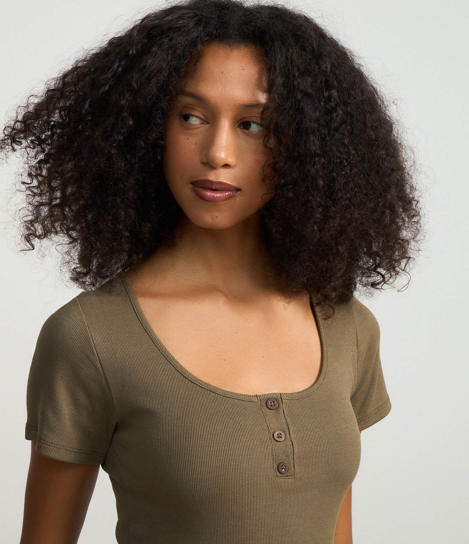 Blusa em Ribana com Botões no Decote Marrom 4