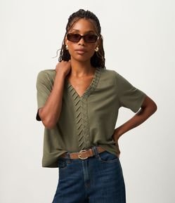 Blusa Slim em Piquet com Decote V e Detalhe Texturizado