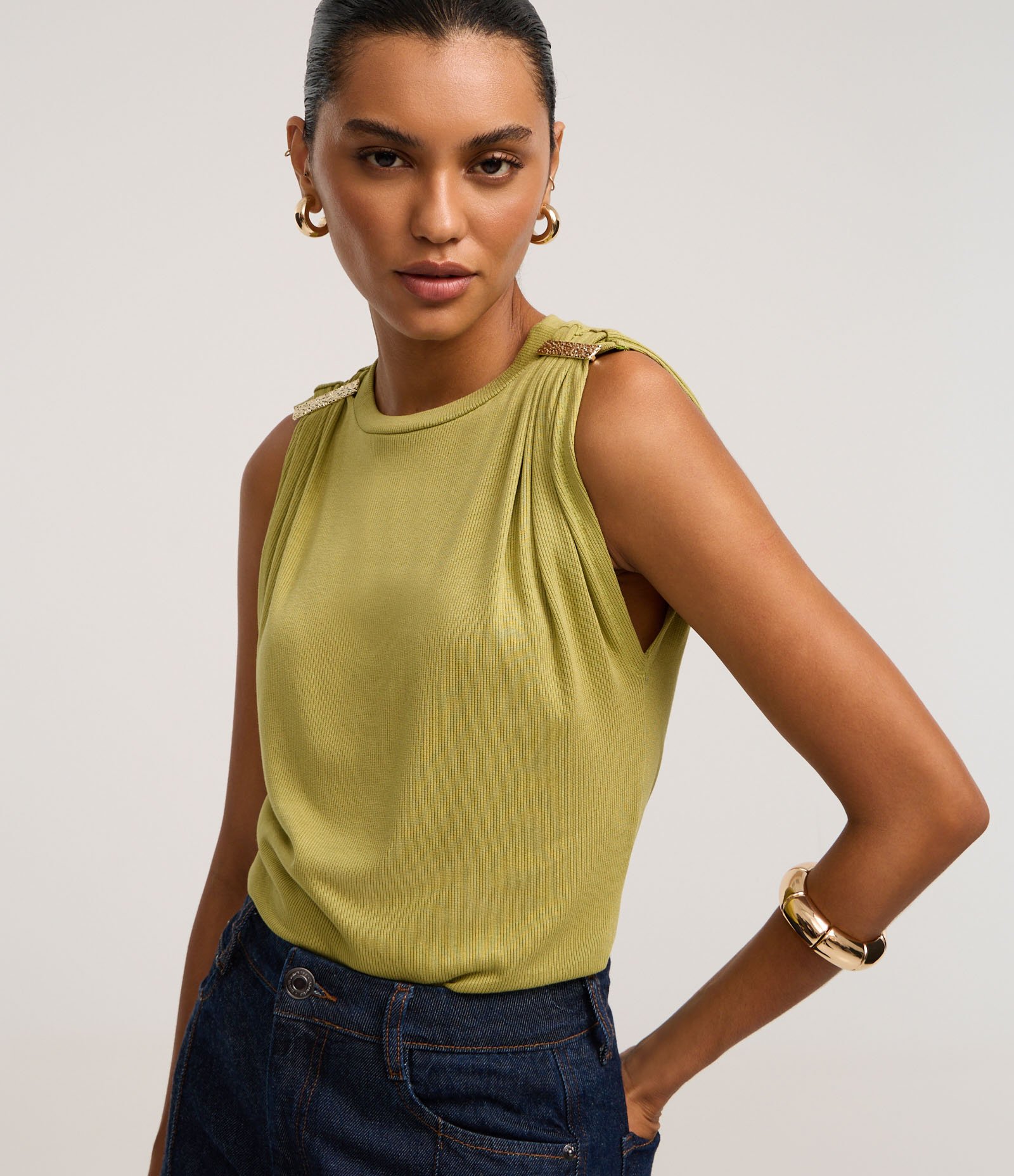Blusa Canelada em Ribana com Detalhe Metalizado no Ombro Verde 1