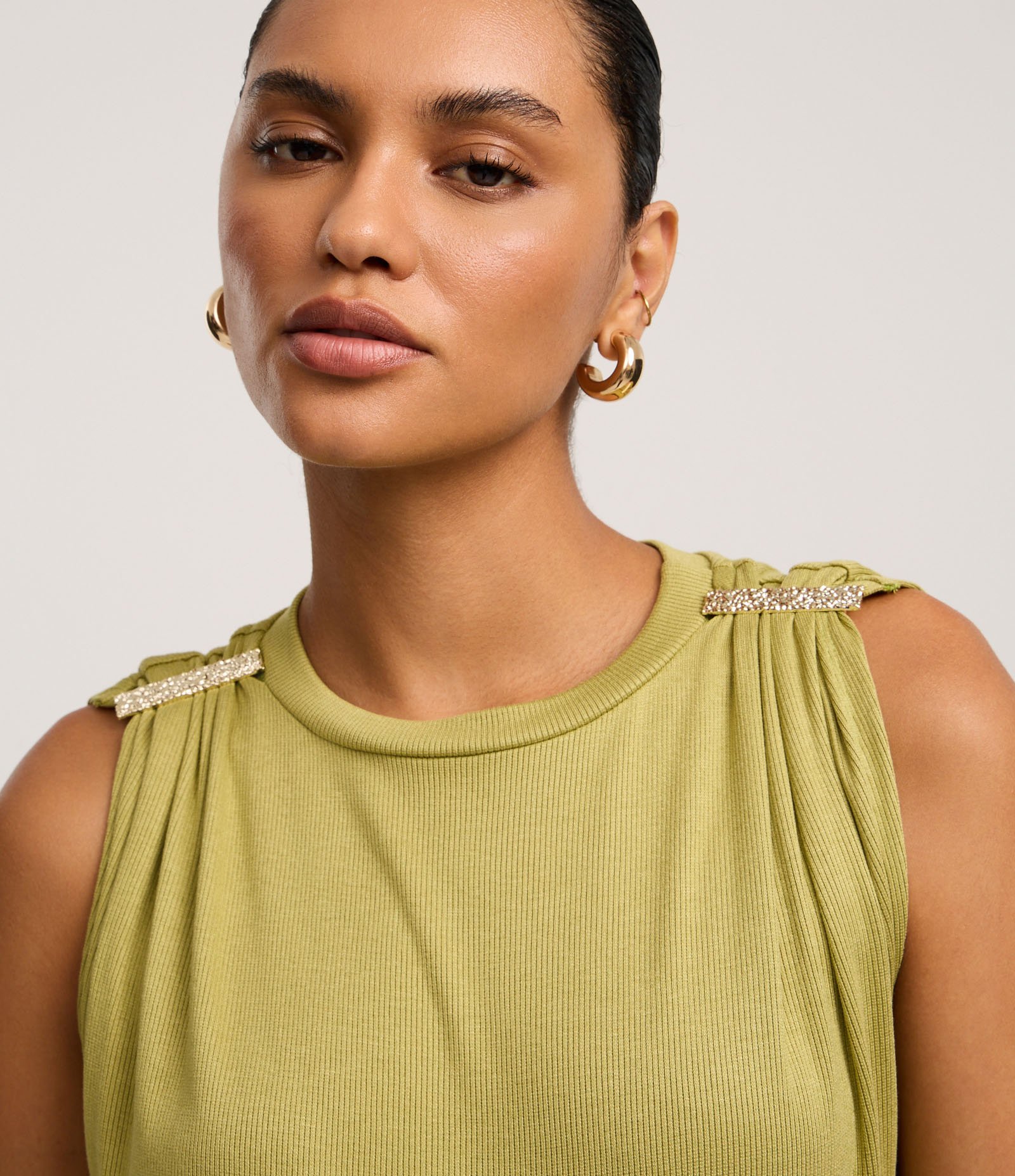 Blusa Canelada em Ribana com Detalhe Metalizado no Ombro Verde 3